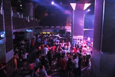 Sau quảng cáo rượu, vũ trường Next Top lại bị phạt vì... Angela Phương Trinh