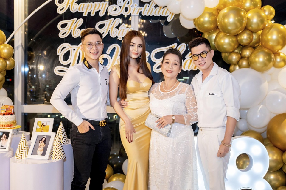 Hoa hậu Di Khả Hân xinh đẹp đón tuổi mới - 1