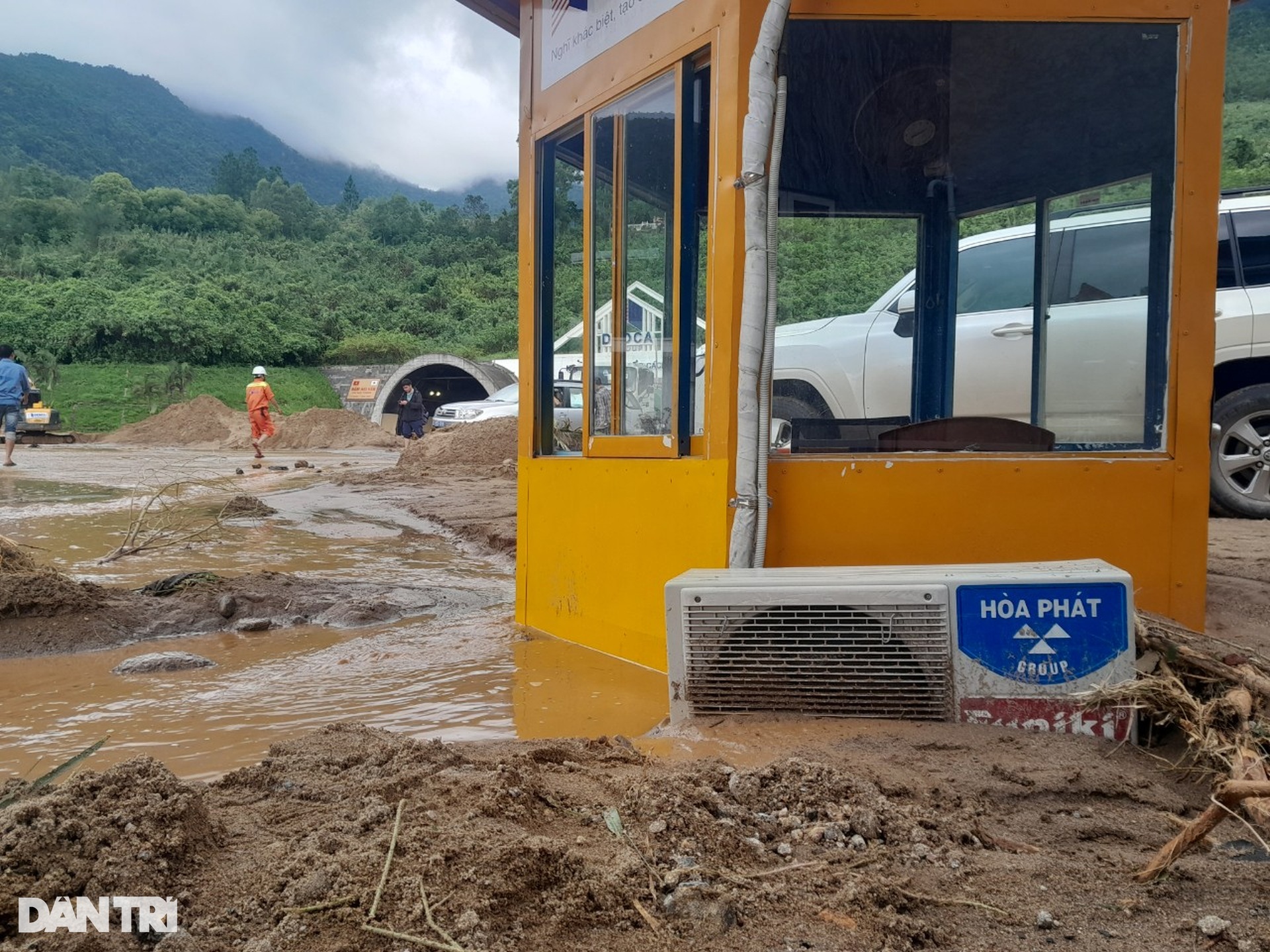Lũ quét bít kín cửa hầm Hải Vân, kẹt xe kéo dài 2km - 13 Lũ quét bít kín cửa hầm Hải Vân, kẹt xe kéo dài 2km - 13