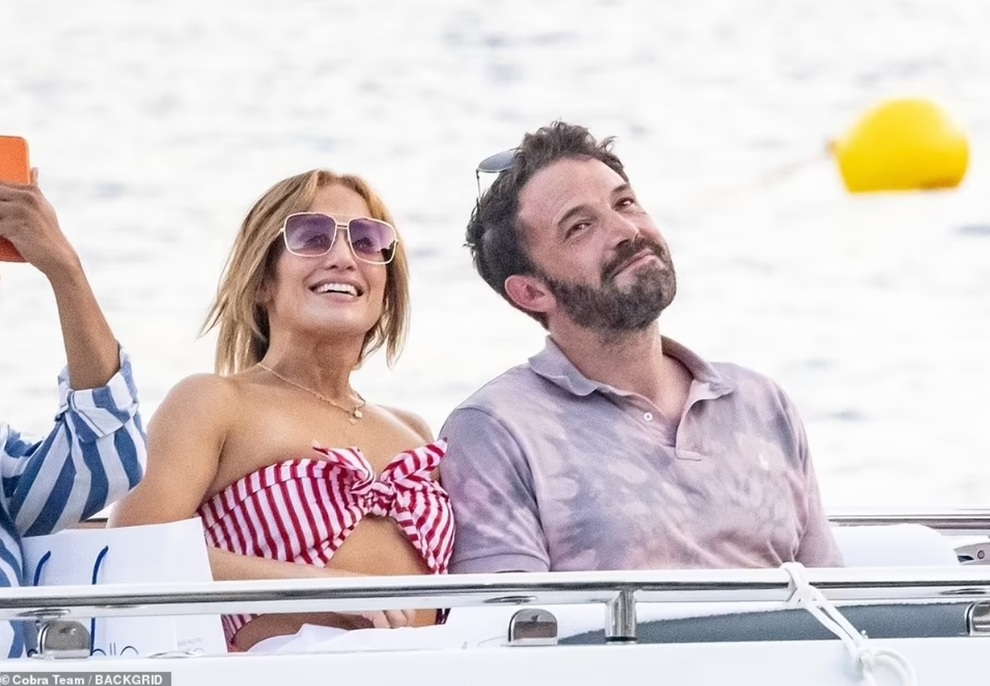 Jennifer Lopez và Ben Affleck tiếp tục đốt cháy mặt báo - 7 Jennifer Lopez và Ben Affleck tiếp tục đốt cháy mặt báo - 7
