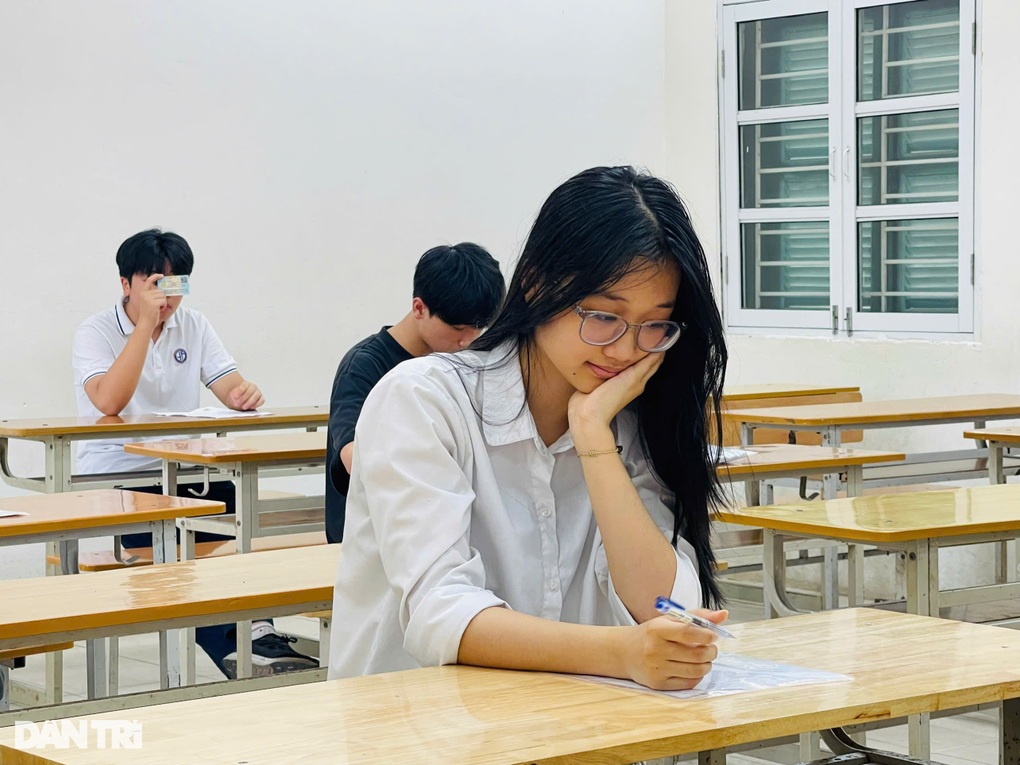English exam for grade 10 in Hanoi in 2025, candidates are confident - 1 Đề thi môn tiếng Anh vào lớp 10 Hà Nội năm 2025, thí sinh tự tin - 1