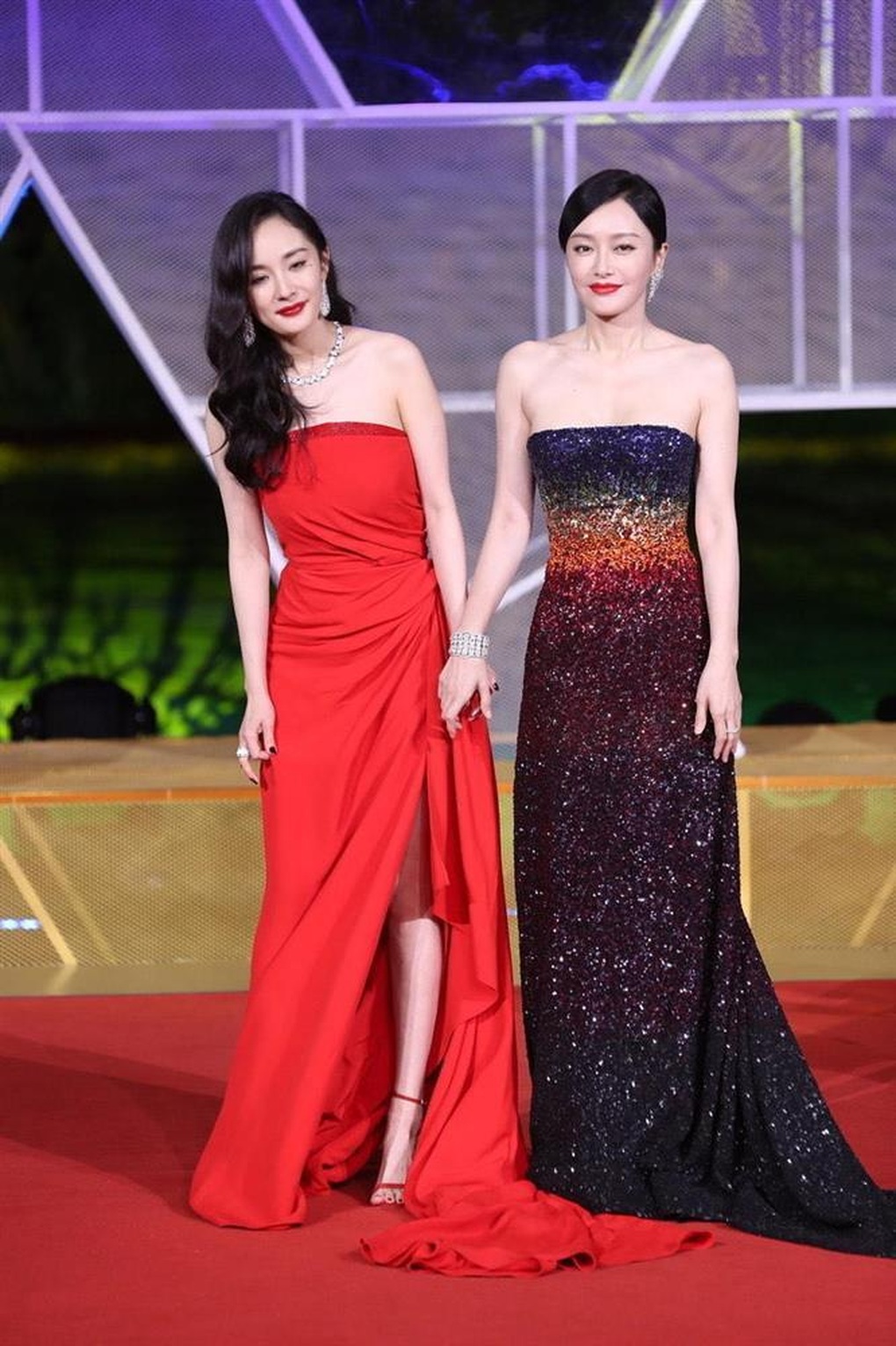 Yêu chung người, tình chị em giữa Dương Mịch và Tần Lam khiến fan tò mò - 4 Yêu chung người, tình chị em giữa Dương Mịch và Tần Lam khiến fan tò mò - 4