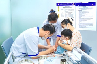 Cúm A tăng cao: Tiêm vaccine thế nào để an toàn cho trẻ và người lớn?