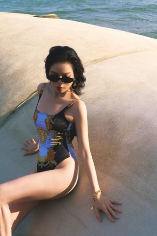 "Đường đua" bikini ngày hè của loạt sao Việt - 6