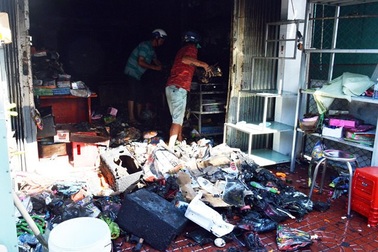 Cháy nhà trong đêm, gia đình 4 người kịp chạy thoát thân