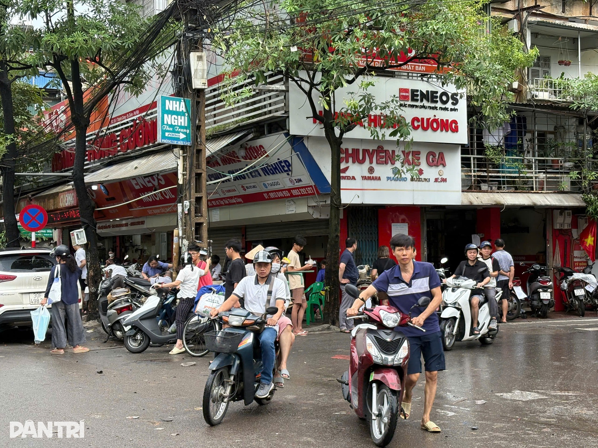Xe chết máy la liệt sau mưa lớn ở Hà Nội, cửa hàng sửa ngày đêm không xuể - 11 Xe chết máy la liệt sau mưa lớn ở Hà Nội, cửa hàng sửa ngày đêm không xuể - 11