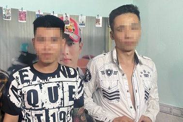 Nhận 700.000 đồng, hai thanh niên vẽ quảng cáo cá độ lên ghế đá