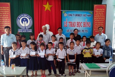 Trao 225 suất học bổng Grobest Việt Nam đến học sinh nghèo Phú Yên