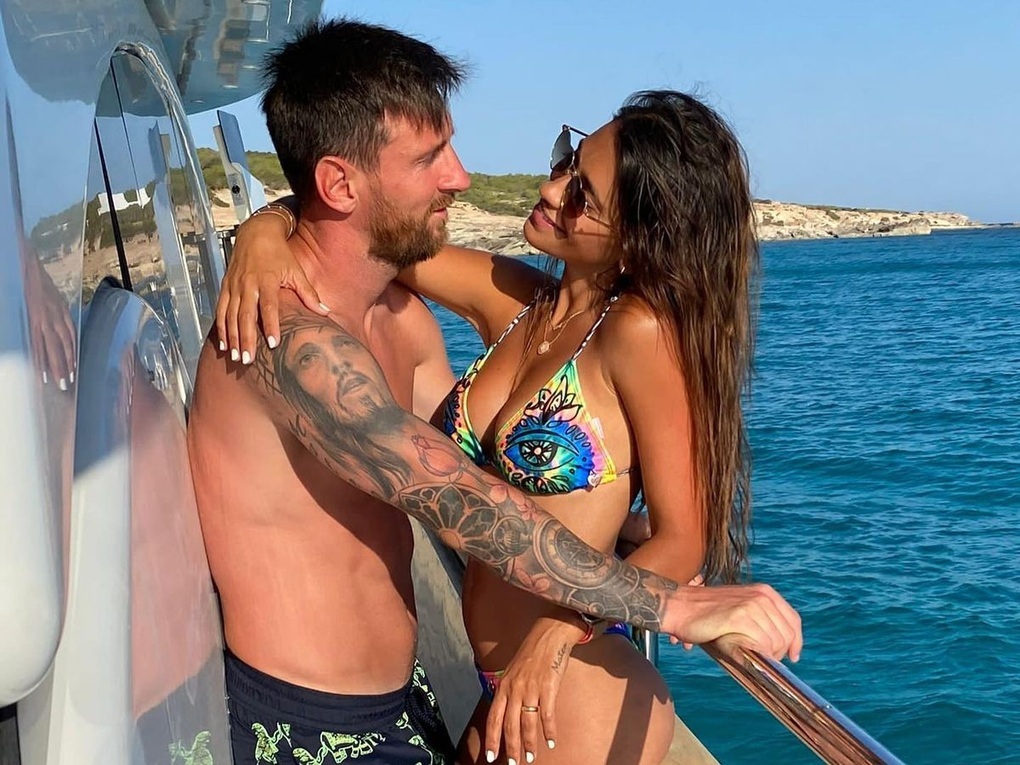Vợ chồng Messi gây sốt khi bị bắt gặp tại buổi diễn của Coldplay - 3 Vợ chồng Messi gây sốt khi bị bắt gặp tại buổi diễn của Coldplay - 3