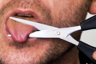 Tự... cắt lưỡi để xin lỗi vợ