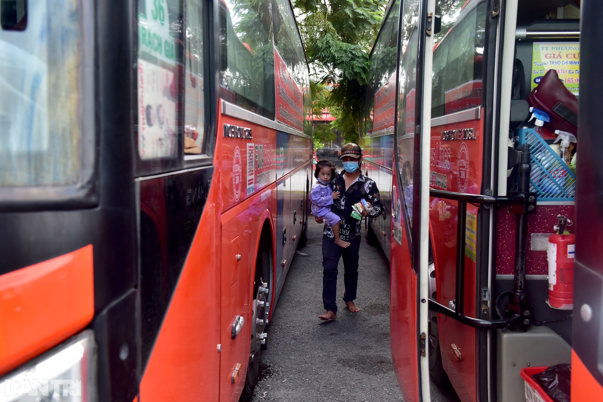 Bố thất nghiệp dẫn 3 con nhỏ lên chuyến xe miễn phí từ TPHCM về Kiên Giang - 5 Bố thất nghiệp dẫn 3 con nhỏ lên chuyến xe miễn phí từ TPHCM về Kiên Giang - 5