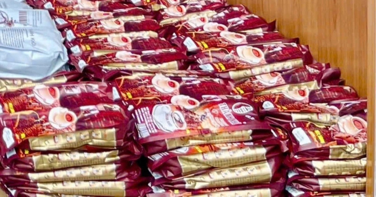 Tạm giữ một giám đốc doanh nghiệp để điều tra nghi án sản xuất cà phê giả