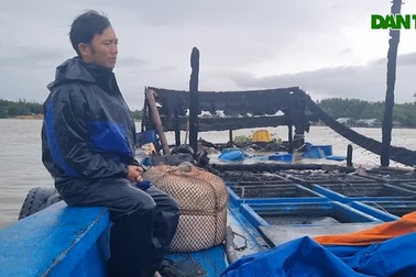 Vợ chồng ngư dân gục ngã bên đôi tàu cháy rụi (Video: Quốc Triều)