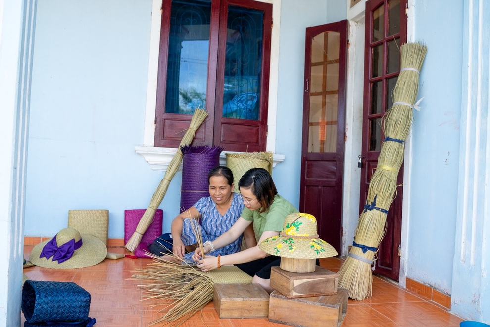Người phụ nữ khoác áo mới cho túi xách, nón làm từ cỏ bàng xứ Huế - 4 Người phụ nữ khoác áo mới cho túi xách, nón làm từ cỏ bàng xứ Huế - 4