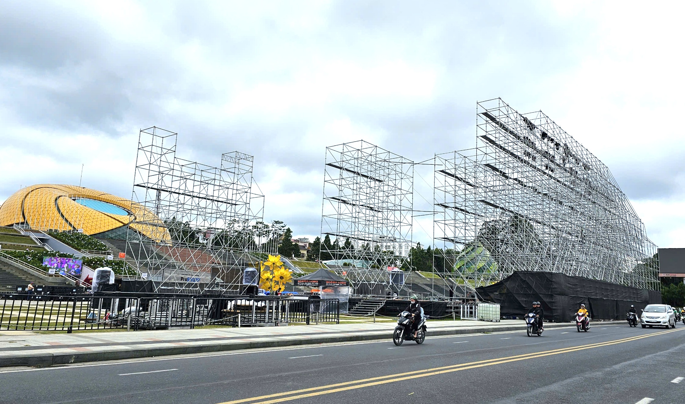 បញ្ចប់នីតិវិធីកសាងឆាកសម្រាប់ពិធីបុណ្យផ្កាដាឡាត់ - ១ Hoàn tất hồ sơ thủ tục xây dựng sân khấu Festival hoa Đà Lạt - 1