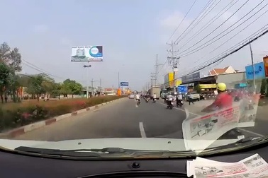 Clip gây tranh luận sôi nổi về tâm lý hơn thua khi tham gia giao thông