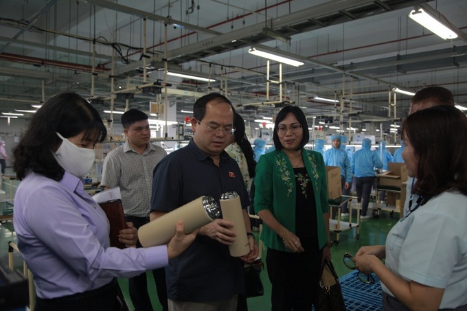 Đoàn Đại biểu Quốc hội Đồng Nai thăm nhà máy trên địa bàn tỉnh.