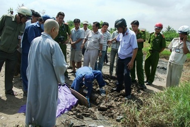 Xác bé gái 1 tháng tuổi bị vùi ở bãi đất hoang 