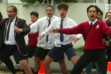 Các sinh viên tại New Zealand nhảy điện Haka để tưởng niệm các nạn nhân vụ xả súng