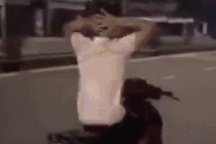 Truy tìm nam thanh niên "làm xiếc" trên xe máy