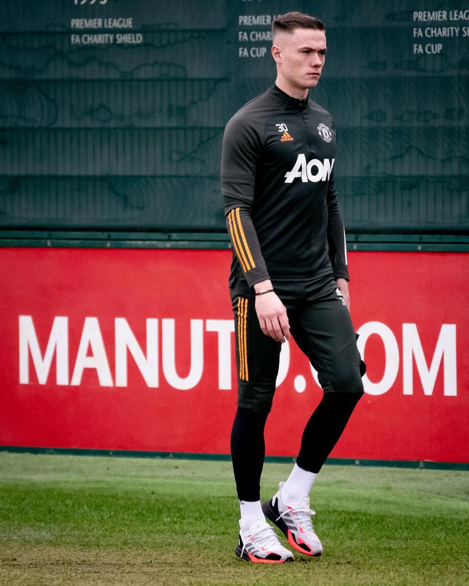 Amad Diallo tập cùng Man Utd, chuẩn bị thi đấu với Fulham - 3 Amad Diallo tập cùng Man Utd, chuẩn bị thi đấu với Fulham - 3