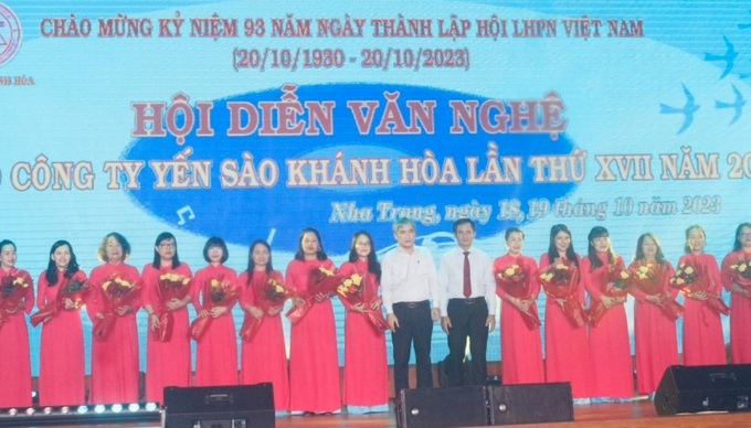 Lãnh đạo Công ty Yến sào Khánh Hòa tặng hoa các đại biểu nữ là lãnh đạo công ty