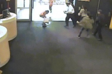 Đổ xăng đốt ngân hàng, không ngờ “gậy ông đập lưng ông”