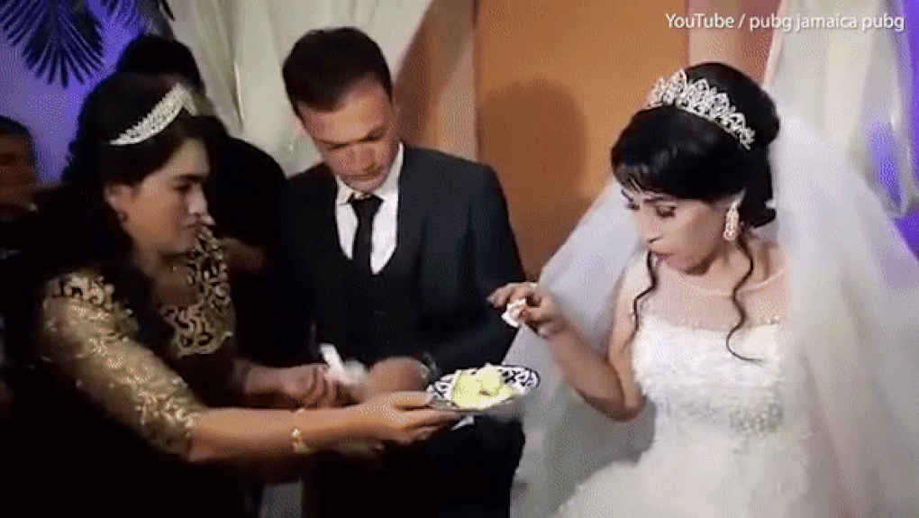 Chú rể đánh cô dâu giữa lễ cưới, quan khách ngỡ ngàng - 3 Chú rể đánh cô dâu giữa lễ cưới, quan khách ngỡ ngàng - 3
