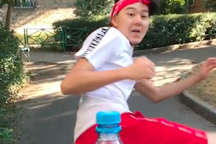 Thử thách đá bay nắp chai đang là trào lưu "hot" trên khắp thế giới