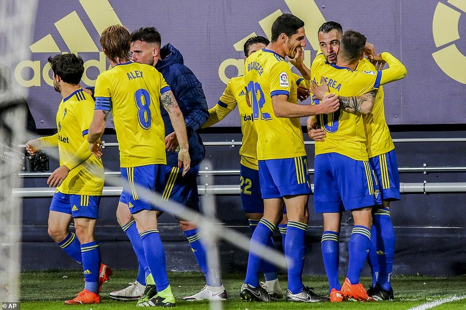 Barcelona thua sốc ngay trên sân của Cadiz - 5 Barcelona thua sốc ngay trên sân của Cadiz - 5