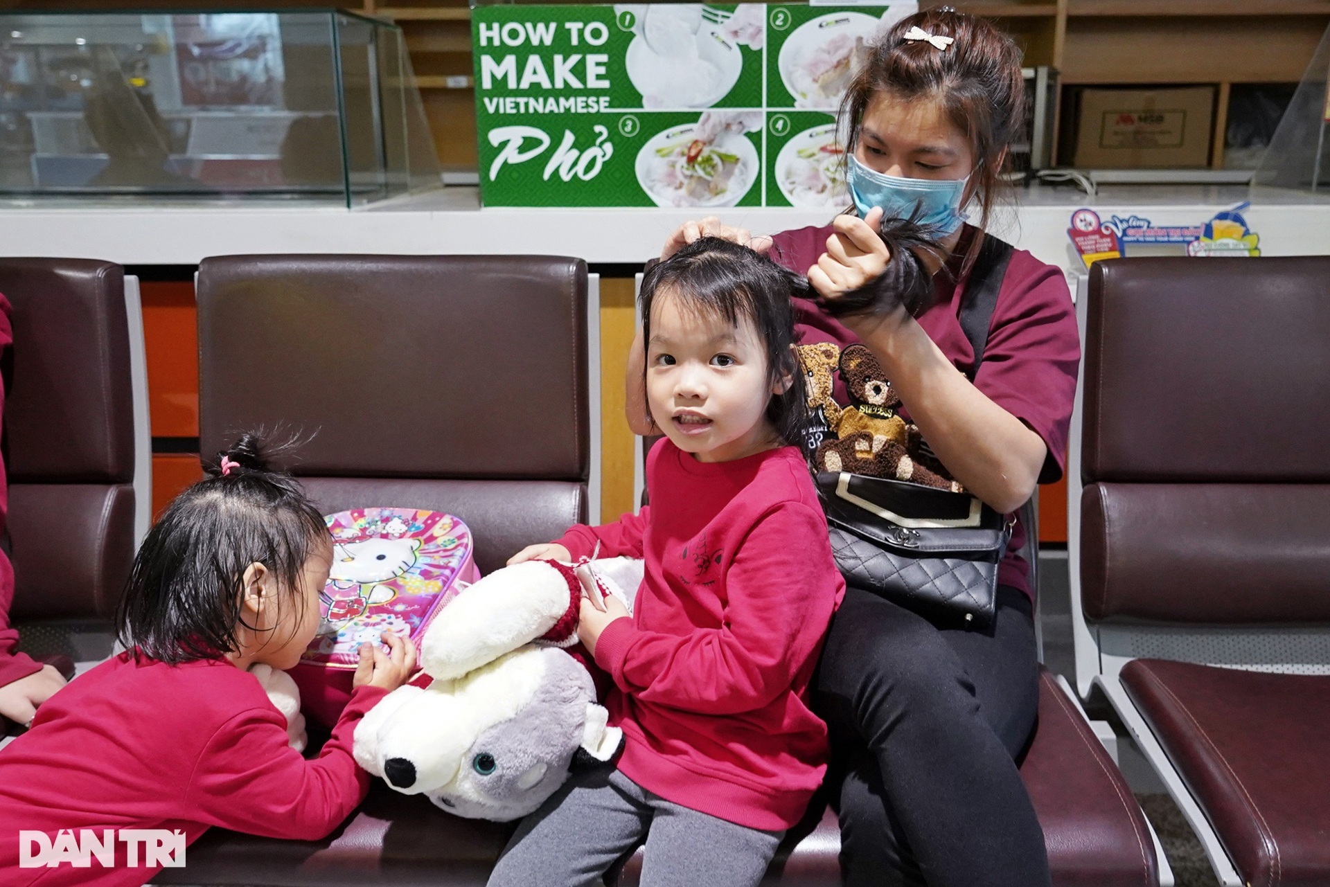 Hình ảnh gần 600 người Việt về nước từ vùng chiến sự Ukraine sáng 13/3 - 4 Hình ảnh gần 600 người Việt về nước từ vùng chiến sự Ukraine sáng 13/3 - 4