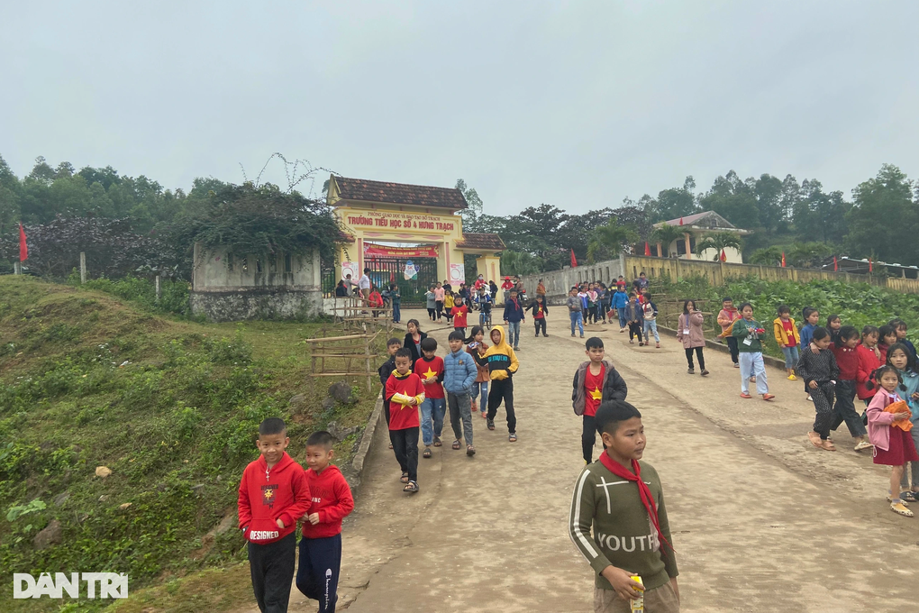 Không có thẻ BHYT, mẹ nghèo ôm con về điều trị bằng thuốc nam - 3 Không có thẻ BHYT, mẹ nghèo ôm con về điều trị bằng thuốc nam - 3