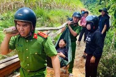 Người phụ nữ đi làm thuê sinh con trên rẫy được công an giúp đỡ