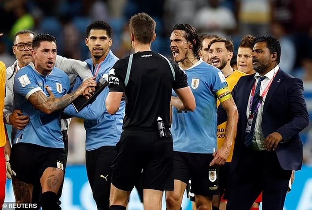 Uruguay bị loại tức tưởi, Cavani trút giận lên màn hình công nghệ VAR - 3 Uruguay bị loại tức tưởi, Cavani trút giận lên màn hình công nghệ VAR - 3