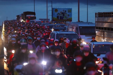 Cửa ngõ TPHCM kẹt xe nghiêm trọng khi người dân đổ về sau kỳ nghỉ lễ