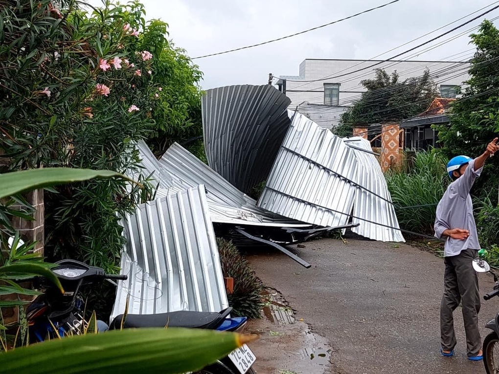 Lốc xoáy ở Bà Rịa - Vũng Tàu: Hơn 30 nhà tốc mái, tôn bay tứ tung - 1 Lốc xoáy ở Bà Rịa - Vũng Tàu: Hơn 30 nhà tốc mái, tôn bay tứ tung - 1