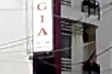 Ngáo đá, nam thanh niên nhảy từ tầng 4 xuống đường