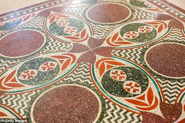 Chiếc bàn uống cà phê suốt 50 năm bị tịch thu vì là... cổ vật vô giá