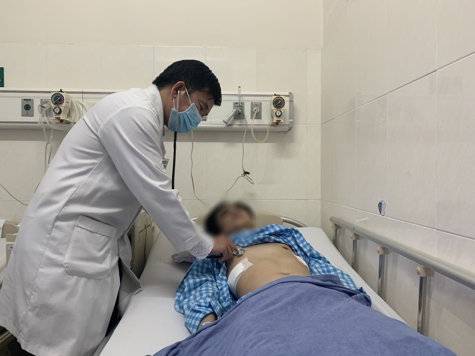 Tim phổi bị bóp nghẹt, đẩy lệch vì mang lồng ngực phễu - 2 Tim phổi bị bóp nghẹt, đẩy lệch vì mang lồng ngực phễu - 2