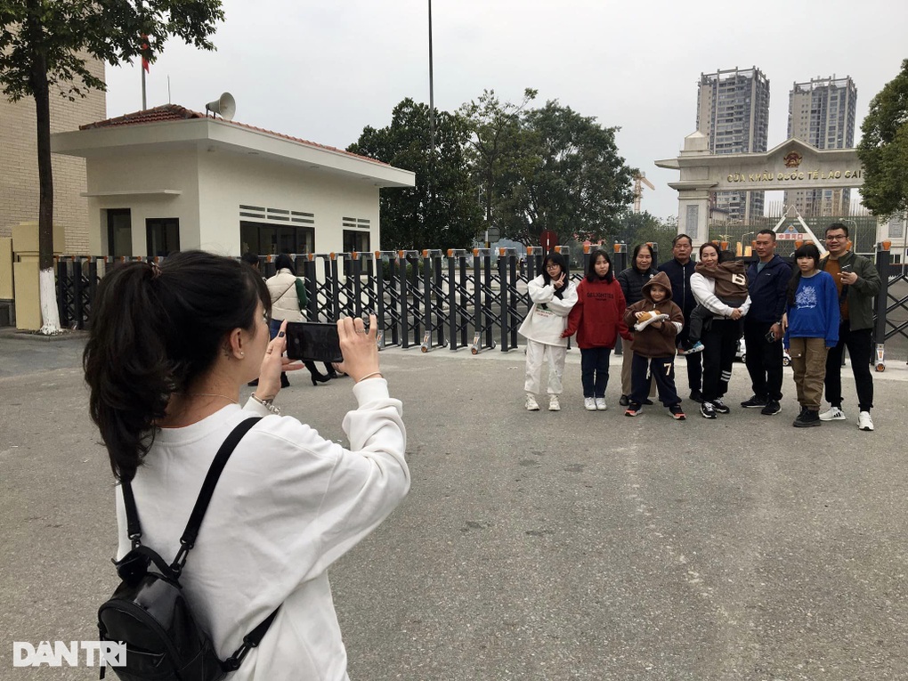 Ngày mùng 7 Tết, hàng ngàn người tới thăm Cửa khẩu quốc tế Lào Cai - 1 Ngày mùng 7 Tết, hàng ngàn người tới thăm Cửa khẩu quốc tế Lào Cai - 1