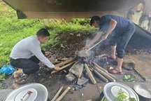 Cán bộ xã nấu ăn phục vụ hơn 260 người dân thôn Làng Teng