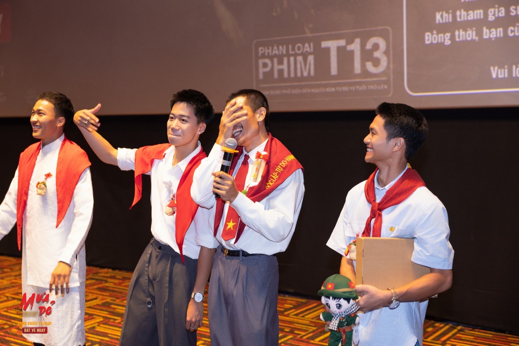 Mưa đỏ vượt kỷ lục trong ngày của Mai, cán mốc 400 tỷ đồng - 2 Mưa đỏ vượt kỷ lục trong ngày của Mai, cán mốc 400 tỷ đồng - 2