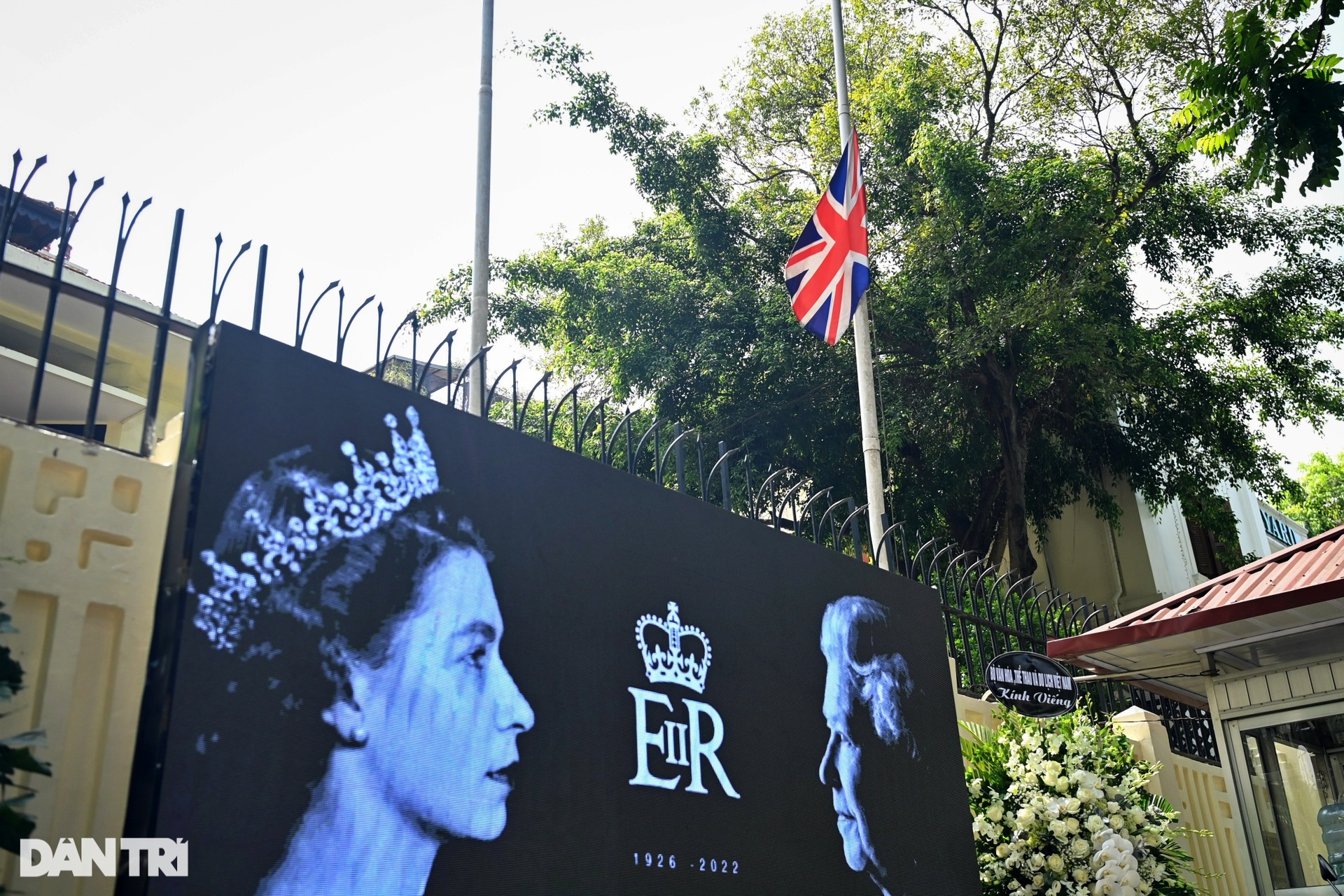 Người dân tiếc thương, viết sổ tang viếng Nữ hoàng Elizabeth II tại Hà Nội - 13 Người dân tiếc thương, viết sổ tang viếng Nữ hoàng Elizabeth II tại Hà Nội - 13