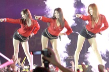 Ngắm nữ nghệ sĩ Hàn diện váy ngắn khoe chân thon tại Hà Nội