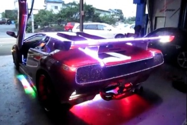 Xe Lamborghini Diablo sáng… nhấp nháy