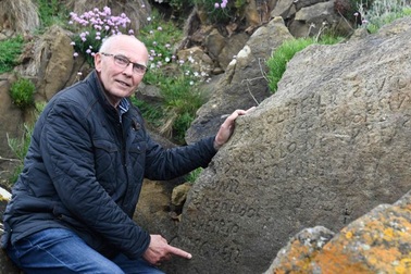 Thưởng 52 triệu đồng cho người giải được mật mã trên phiến đá cổ