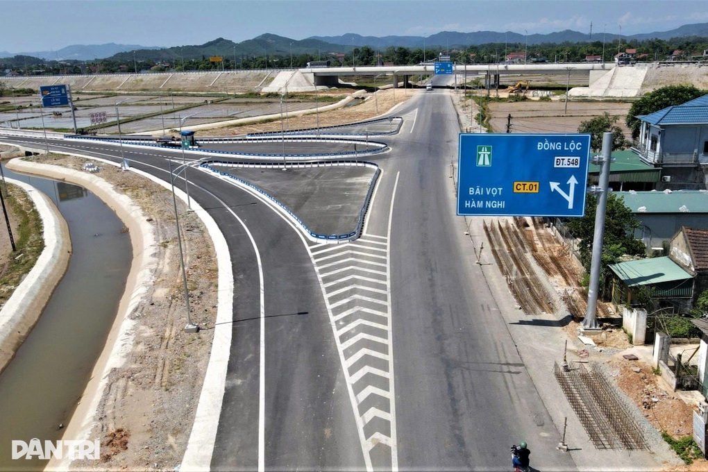Biển báo như đánh đố khiến nhiều tài xế đi lòng vòng trên cao tốc - 2 Biển báo như đánh đố khiến nhiều tài xế đi lòng vòng trên cao tốc - 2