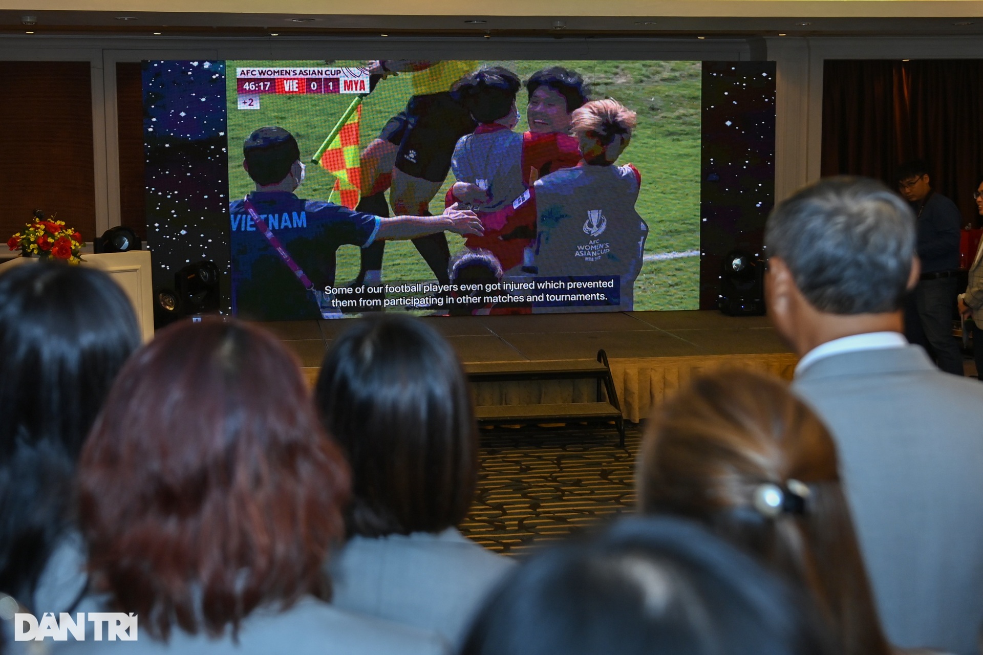 Huỳnh Như cắt chiếc bánh đặc biệt, háo hức trước ngày dự World Cup - 8 Huỳnh Như cắt chiếc bánh đặc biệt, háo hức trước ngày dự World Cup - 8