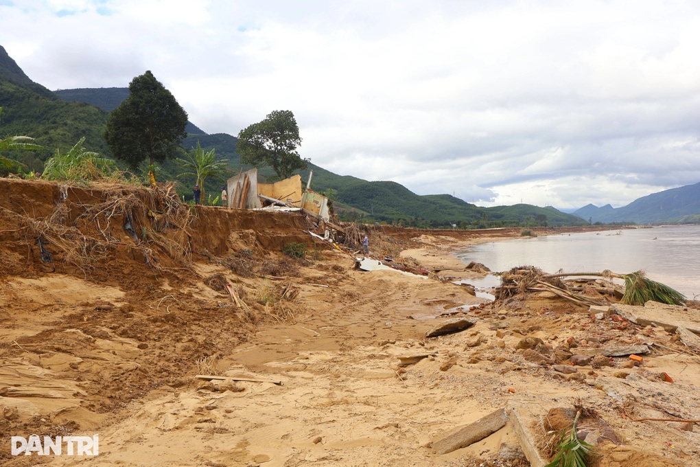 Cảnh tay trắng của người dân thượng nguồn sông Vu Gia sau lũ lớn - 1 Cảnh tay trắng của người dân thượng nguồn sông Vu Gia sau lũ lớn - 1