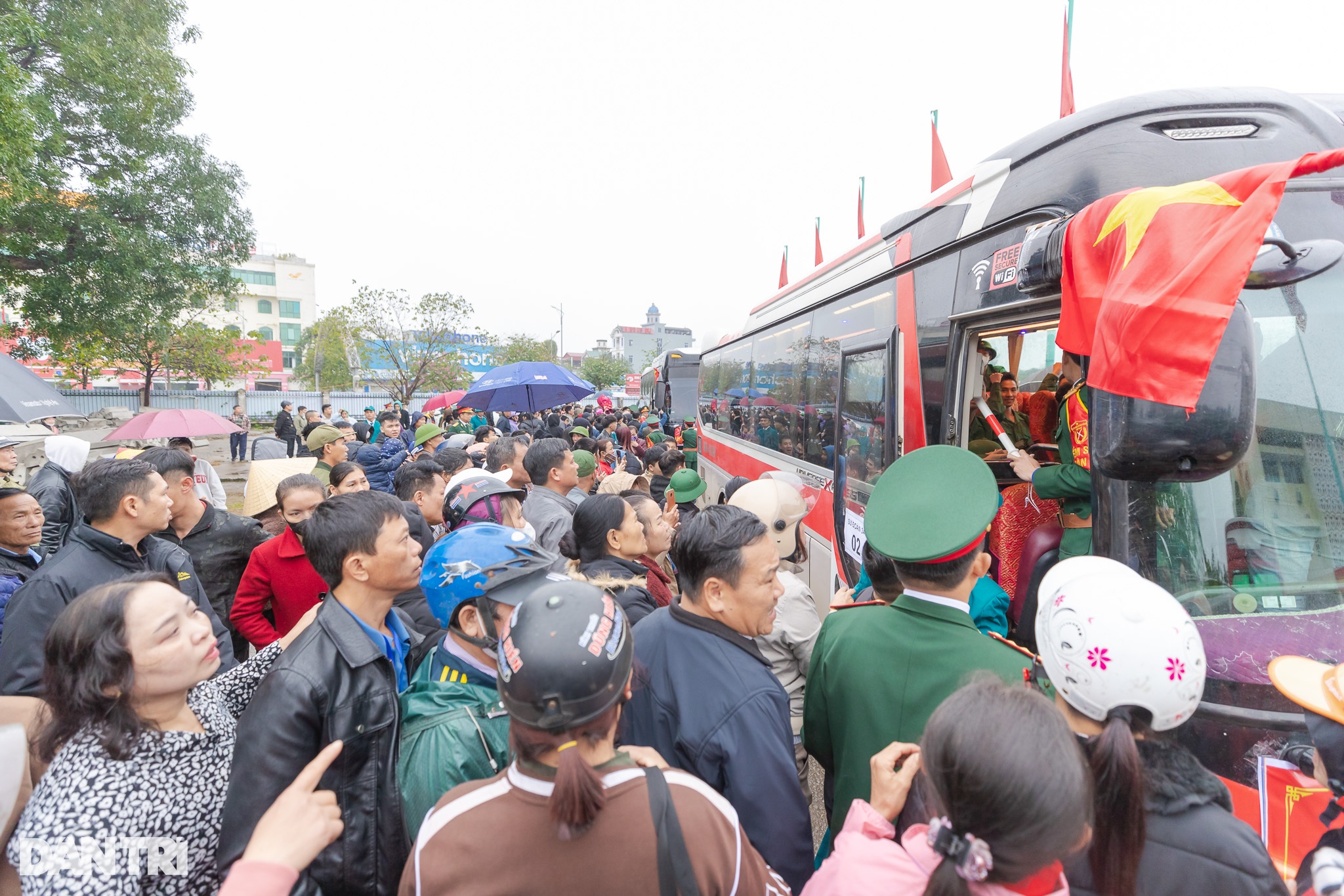 Tân binh lau nước mắt cho mẹ: Con đi bộ đội mẹ phải vui, sao lại khóc - 6